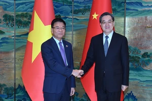 Phó Thủ tướng Lê Thành Long hội đàm với Phó Thủ tướng Trung Quốc Đinh Tiết Tường