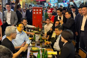 Thủ tướng Phạm Minh Chính và CEO Nvidia dạo phố cổ và uống bia 