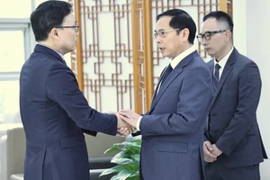 Phó Thủ tướng Bùi Thanh Sơn viếng và ghi sổ tang chia buồn tại Đại sứ quán Hàn Quốc