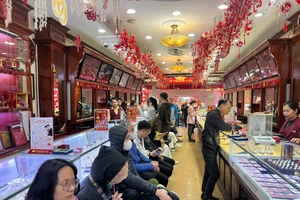 Hà Nội: Người mua vàng đông, nơi bán nhộn nhịp 