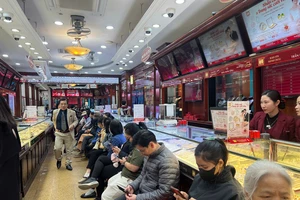 Giá vàng tăng cao nhưng người Hà Nội vẫn xếp hàng mua từng nửa chỉ 