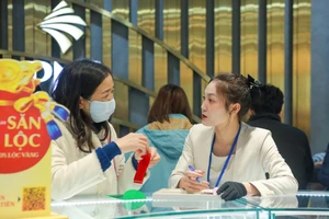 Làn sóng chốt lời kéo giá vàng thế giới sụt mạnh