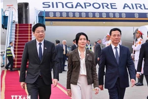 Thủ tướng Singapore và Phu nhân bắt đầu thăm chính thức Việt Nam