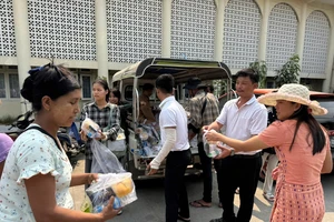 Người Việt tại Myanmar chung tay hỗ trợ người dân sau động đất