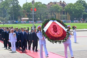 Tổng Bí thư, Chủ tịch nước Trung Quốc Tập Cận Bình vào Lăng viếng Chủ tịch Hồ Chí Minh
