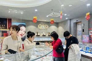 Diễn biến trái chiều, giá vàng miếng SJC cao hơn giá vàng thế giới 12 triệu đồng/lượng