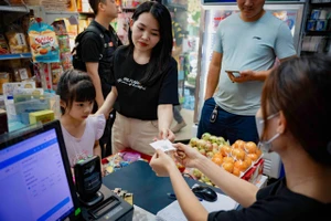 Hàng quán nhỏ âm thầm bắt nhịp cuộc chơi ‘chuyển đổi số’