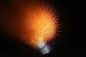 Người dân Hà Nội đổ xô đi xem pháo hoa trong ngày Quốc khánh