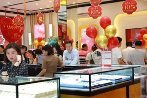 Giá vàng thế giới lên cột mốc mới 