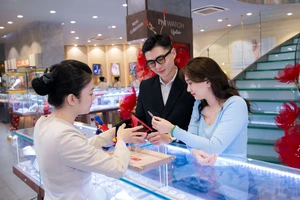 Giá vàng thế giới tăng lên mốc mới 4.000USD/ounce, cảnh báo tình trạng 'quá mua'