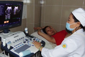 Đẻ trên băng ca vì tưởng bị bệnh đường ruột