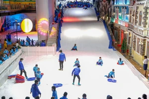 Giáng sinh đi trượt băng, ngắm 'tuyết rơi' ở TP.HCM