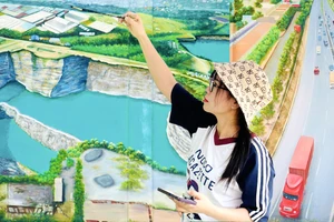 Hồ đá, ký túc xá, khu công nghiệp… bỗng xuất hiện sinh động trên bức tường cũ