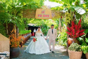 Chiếc cổng cưới 'độc nhất vô nhị' từ bồ lúa, vỉ phơi bánh tráng… được anh trai làm tặng em gái