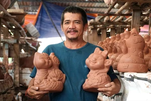 Vì sao làng heo đất Bình Dương không chuộng làm linh vật rắn phục vụ Tết Ất Tỵ 2025?