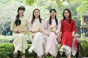 Các 'nàng thơ' đổ xô qua cù lao tại TP.HCM để chụp ảnh Tết 