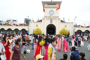 Hàng nghìn người dân xúng xính áo váy xuống phố vui chơi, check-in ngày đầu năm 2025