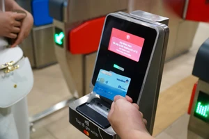 Người dân có thể dùng thẻ Visa để đi metro số 1