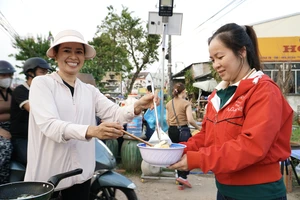 Chủ tiệm gốm sứ ở Bình Dương mở tiệm mì gói 1.000 đồng, ai đến cũng được 