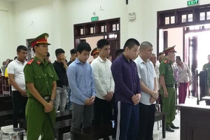 Đang xét xử 10 bị cáo truy đuổi làm chết người chở bạn gái