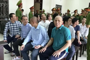 Băng nhóm đòi nợ thuê xông vào nhà con nợ đập phá