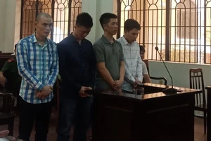 Dùng súng uy hiếp tài xế, cướp xe chở thuốc lá lậu