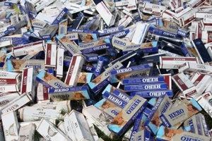 Ba thanh niên hầu tòa vì 5.600 bao thuốc lá 