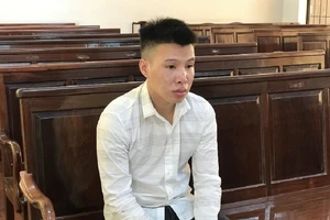 Bị công an kiểm tra, mang lựu đạn ra hù dọa