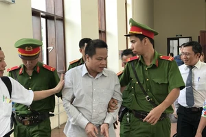 Hoãn xử vụ giết người ở vườn mãng cầu vì vắng điều tra viên