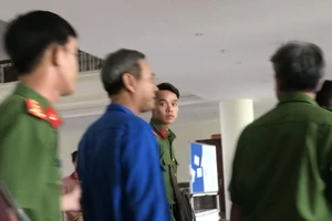 Hoãn xử vụ cựu hiệu trưởng tham ô hàng tỉ đồng