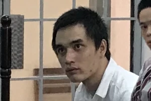 Bị cáo khai dùng tiền chiếm đoạt để đánh bạc, tòa trả hồ sơ