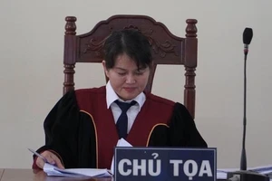 Thầy cho trò diễn cảnh nóng đòi bồi thường 135,9 triệu 