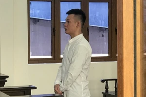 Chặn xe người đi đường, cướp tài sản, bắt cởi hết quần áo