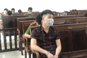 Giật điện thoại của phụ nữ gắn cạnh gương chiếu hậu xe máy