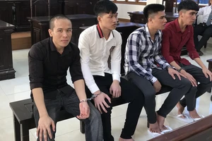 Án mạng từ việc chiếu đèn pha xe máy