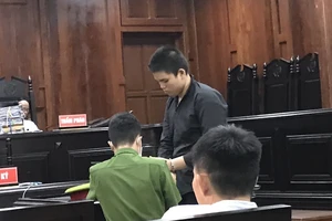 Thanh niên ra tòa vì 'yêu' bạn gái nhí 5 lần