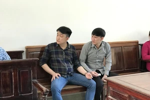 Rủ nhau mua bán hàng cấm, 2 thanh niên lãnh án