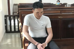 Chế ma túy bán kiếm lời, giấu cả súng điện