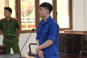 Lợi dụng xong còn cưỡng đoạt tài sản của bé gái