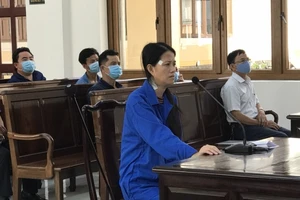 Siêu lừa té xỉu khi tòa xét hỏi