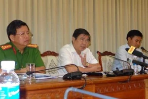 Ông Nguyễn Thành Phong: “Tình hình giao thông nóng lắm rồi, mời cấp trưởng, sao cấp phó đi?“