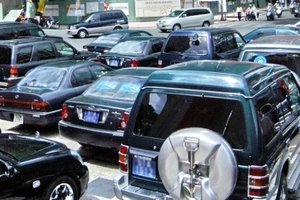 Thủ tướng: Chấm dứt nhận ô tô doanh nghiệp biếu, tặng