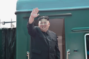 Chủ tịch Triều Tiên Kim Jong-un lên tàu rời Việt Nam 