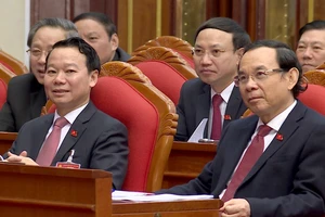 Ông Nguyễn Văn Nên, tân Ủy viên Bộ Chính trị khóa XIII, Bí thư Thành ủy TP.HCM (bìa phải), tại Hội nghị lần thứ nhất Ban chấp hành Trung ương khóa XIII. Ảnh: DH 13