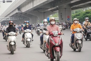 Hình ảnh người dân Hà Nội co ro khoác áo ấm giữa mùa hè