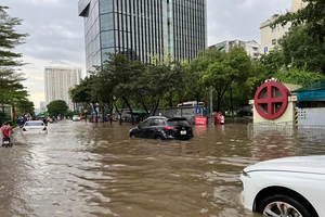 Hà Nội mưa 'khủng' chiều 29-5, hàng loạt tuyến đường ngập lút bánh xe