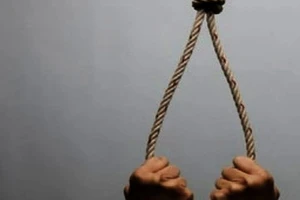 Phó giám đốc phòng giao dịch ngân hàng tử vong trong tư thế treo cổ tại trụ sở 