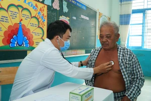 Ông Nguyễn Thái Bình, Phó Tổng biên tập báo Pháp Luật TP.HCM (hàng trên cùng, bìa trái), Trưởng ban tổ chức chương trình, làm việc với lãnh đạo tỉnh Ninh Thuận để kiểm tra kế hoạch toàn bộ chương trình vào chiều 12-6.