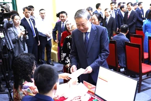 Tổng Bí thư: 'Bà con cử tri tập trung rất đông đủ, với tinh thần rất phấn khởi tham gia cuộc bầu cử'