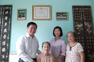 Lãnh đạo TP.HCM thăm mẹ VNAH và thương binh